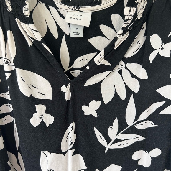 A New Day brand floral top size medium - Picture 2 of 3